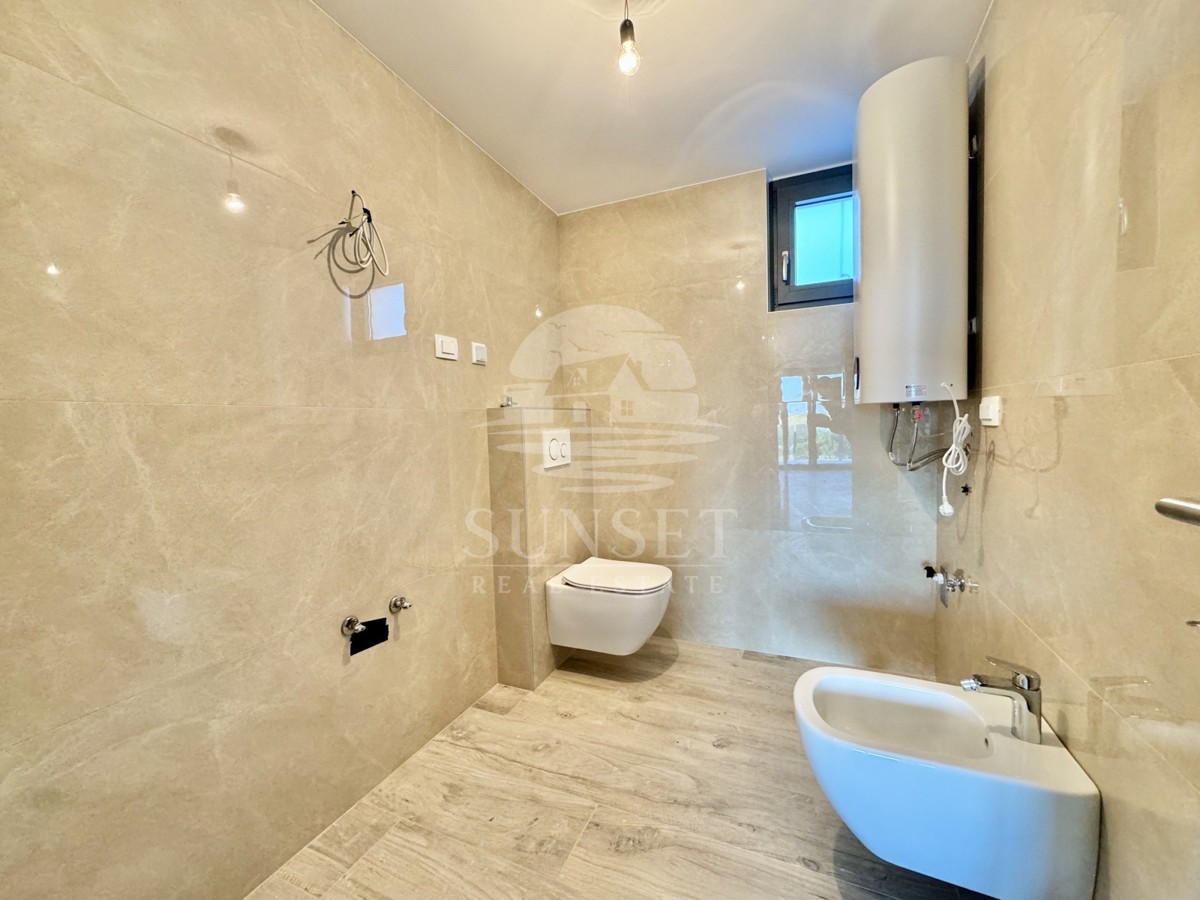 MODERNO STANOVANJE LE 300 METROV OD MORA (F4)