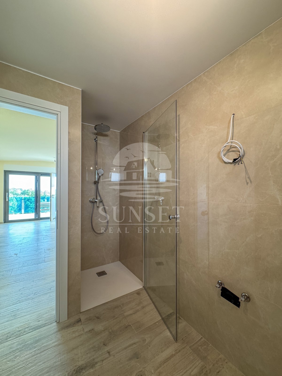 MODERNO STANOVANJE LE 300 METROV OD MORA (F4)