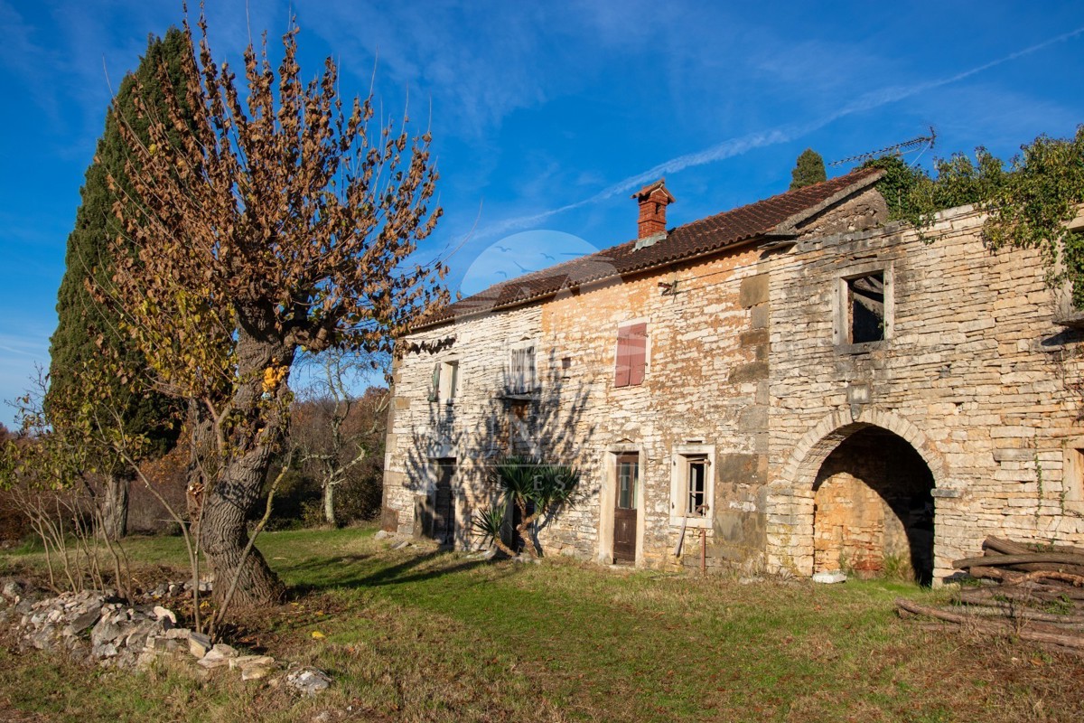 HIŠA V MIRNEM OKOLJU S ČUDOVITIM ODPRTIM RAZGLEDOM NA OPRTNI