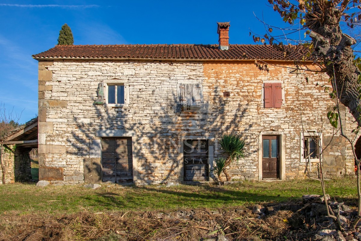 HIŠA V MIRNEM OKOLJU S ČUDOVITIM ODPRTIM RAZGLEDOM NA OPRTNI