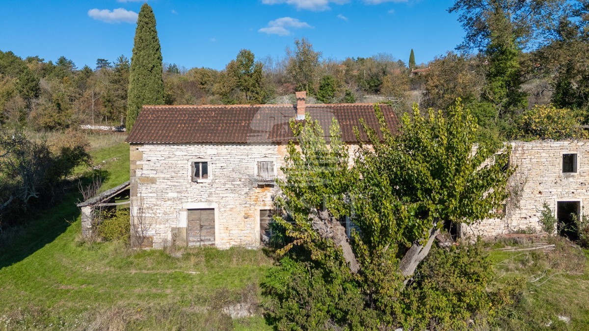HIŠA V MIRNEM OKOLJU S ČUDOVITIM ODPRTIM RAZGLEDOM NA OPRTNI
