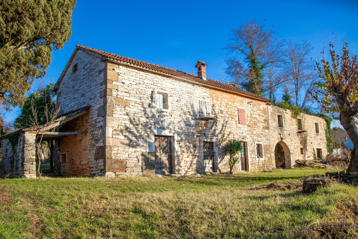 HIŠA V MIRNEM OKOLJU S ČUDOVITIM ODPRTIM RAZGLEDOM NA OPRTNI