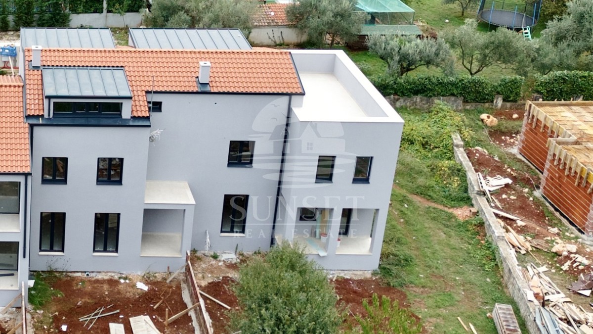 OKOLICA POREČA - DVOETAŽNO STANOVANJE V NOVOGRADNJI S POGLEDOM NA MORJE