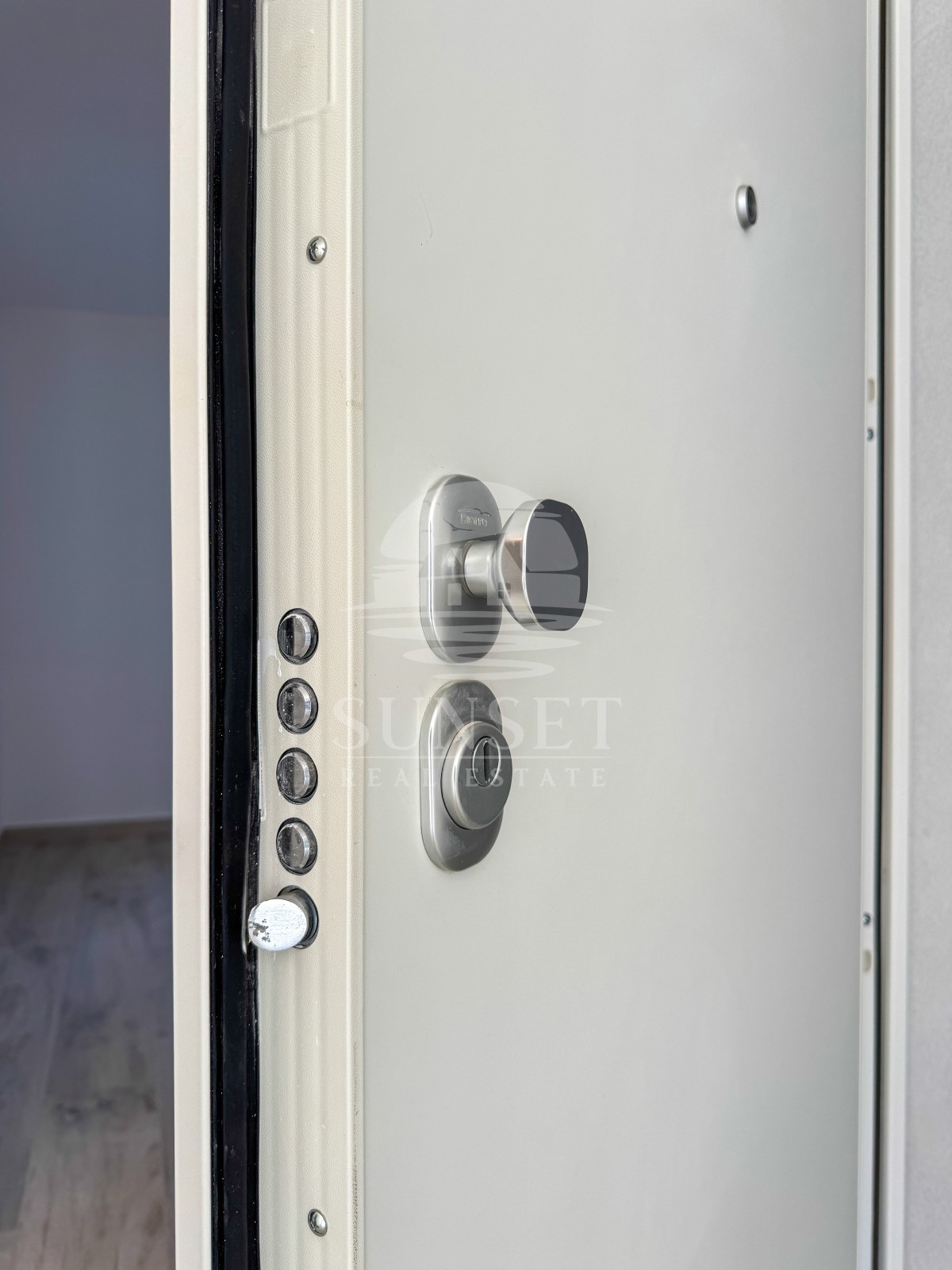 MODEREN STAN V SAMO 300 METRIH OD MORA (B1)