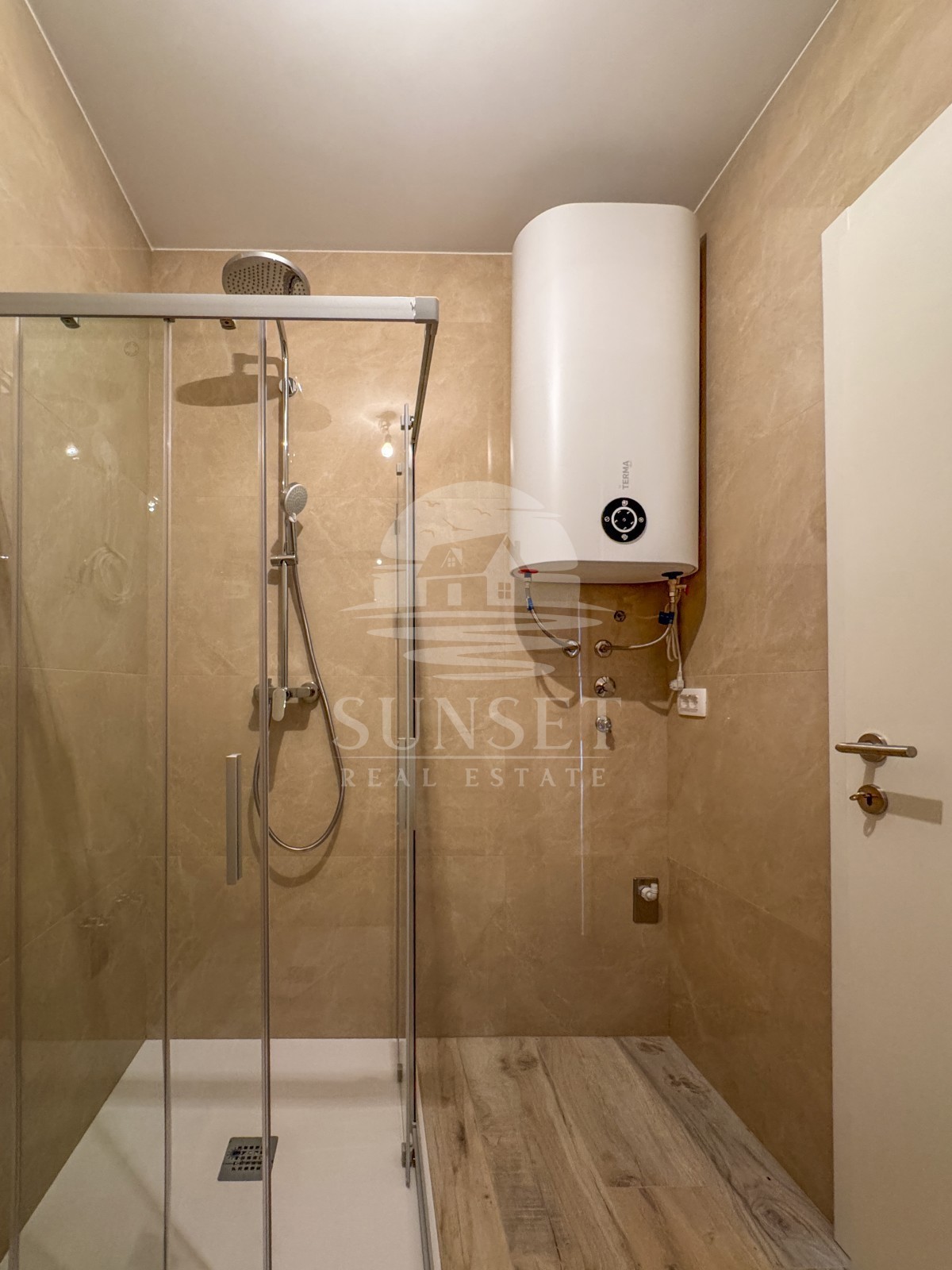 MODEREN STAN V SAMO 300 METRIH OD MORA (B1)