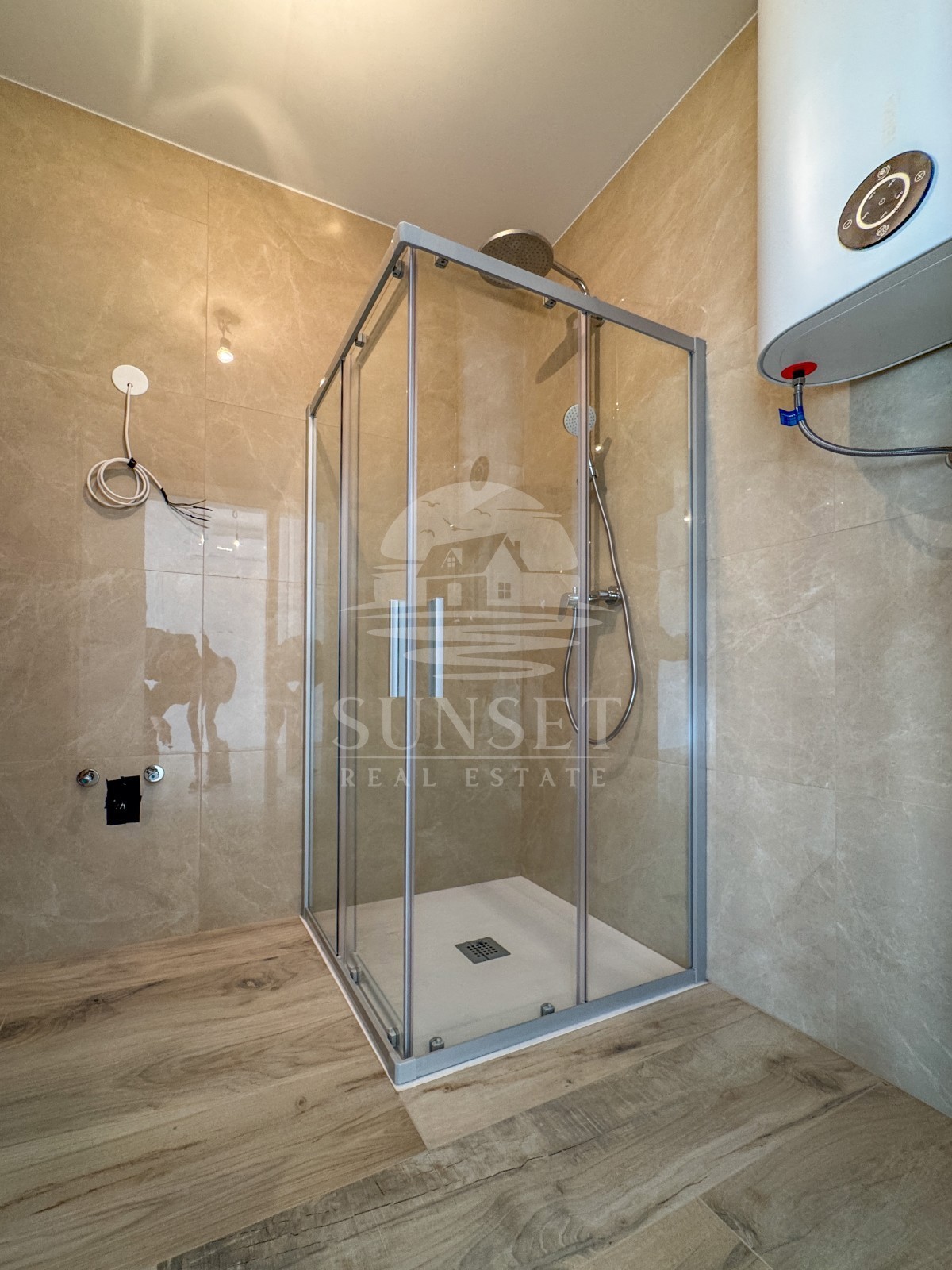 MODEREN STAN V SAMO 300 METRIH OD MORA (B1)