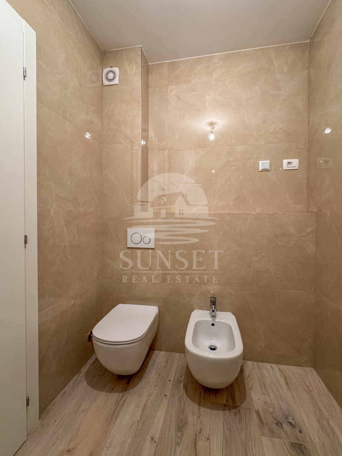 MODEREN STAN V SAMO 300 METRIH OD MORA (B1)