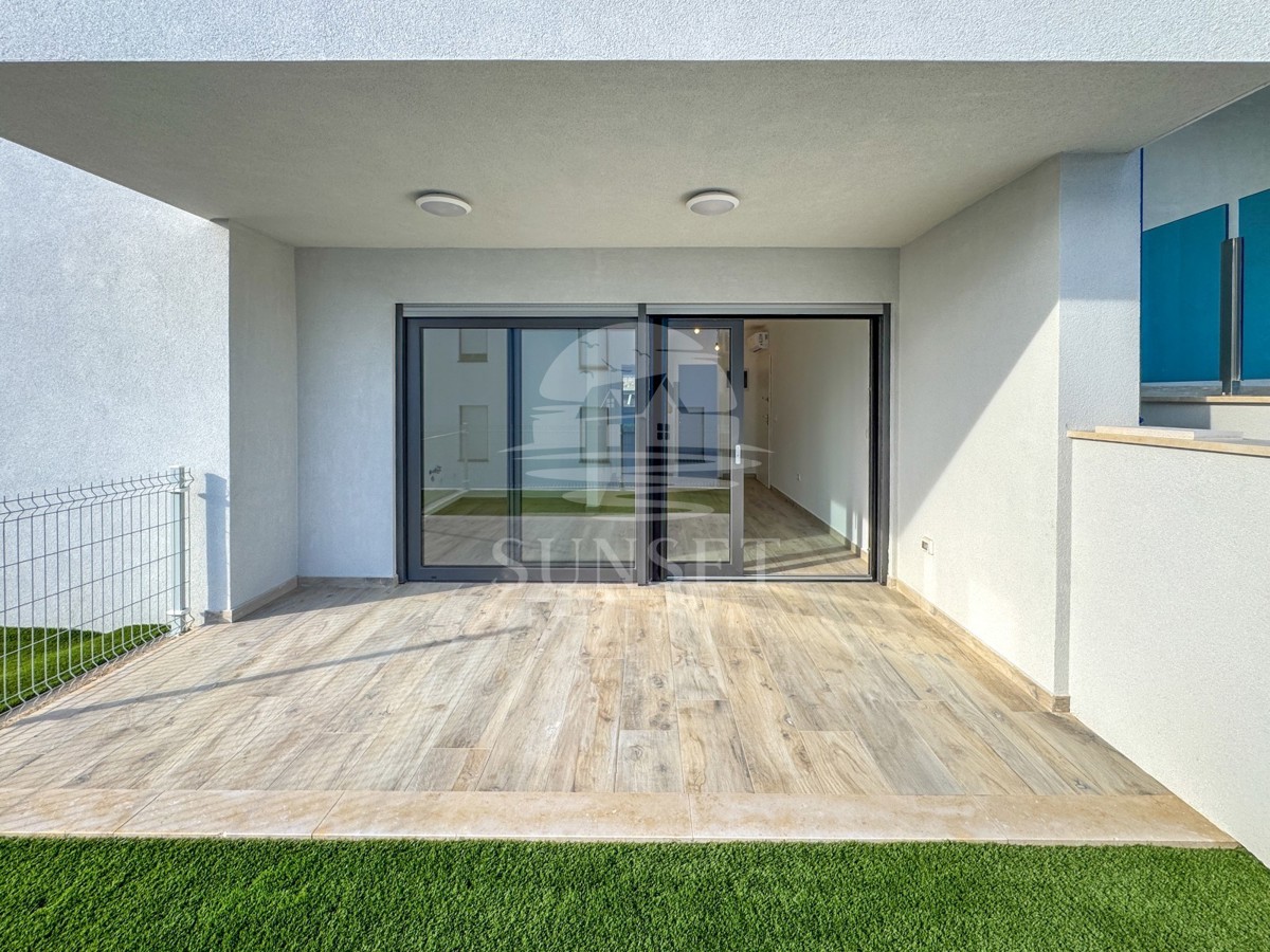 MODEREN STAN V SAMO 300 METRIH OD MORA (B1)