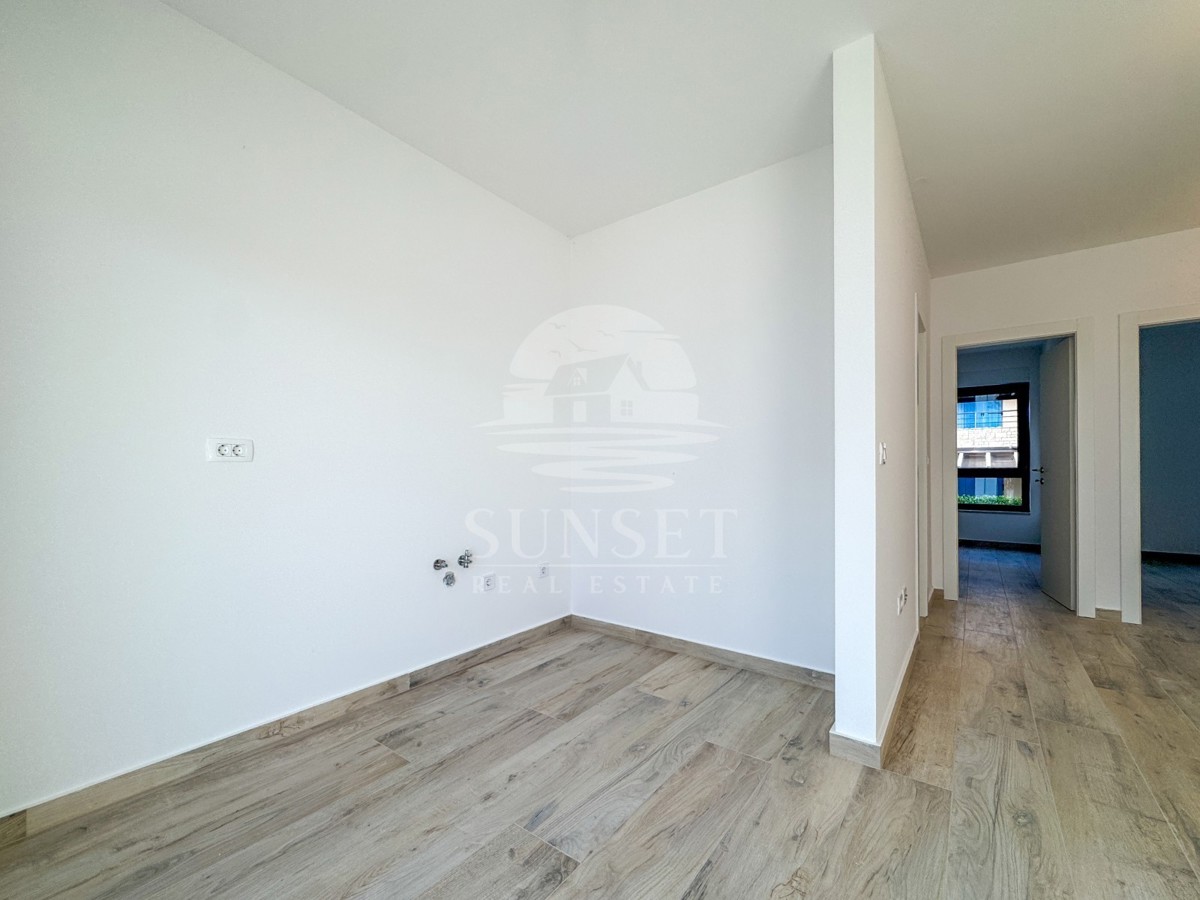 MODEREN STAN V SAMO 300 METRIH OD MORA (B1)