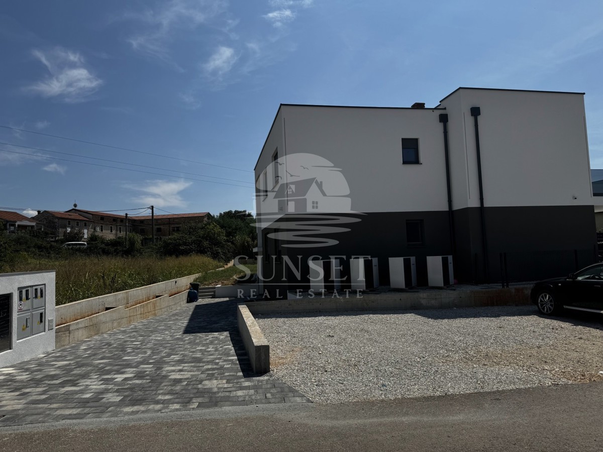STANOVANJE V OKOLICI POREČA S POGLEDOM NA MORJE - MODERNA NOVOGRADNJA
