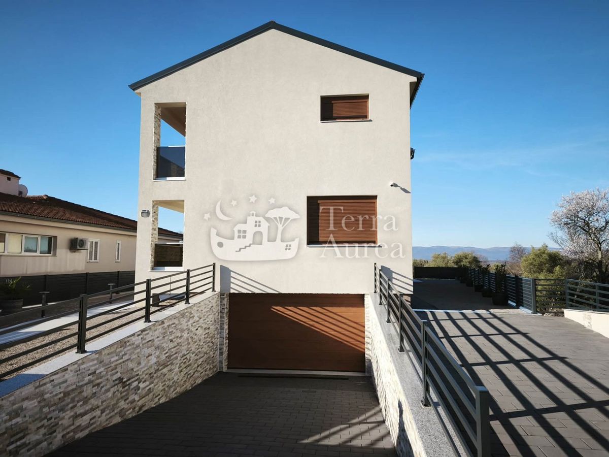 Hiša Malinska, Malinska-Dubašnica, 280m2