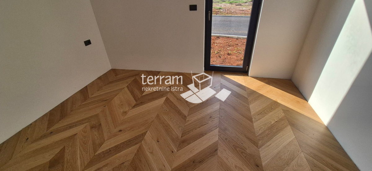 Istra, Pula, Valdebek, pritličje 70,47 m2, 2SS+DB, vrt 109 m2, shramba, parkirišče, NOVO, #prodaja