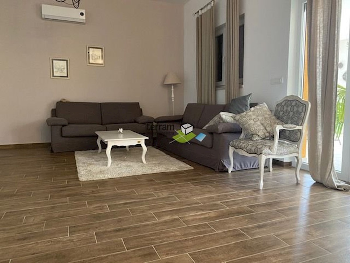 Istra, Savičenta, lepa hiša z bazenom, 200m2 + 800m2 vrta!