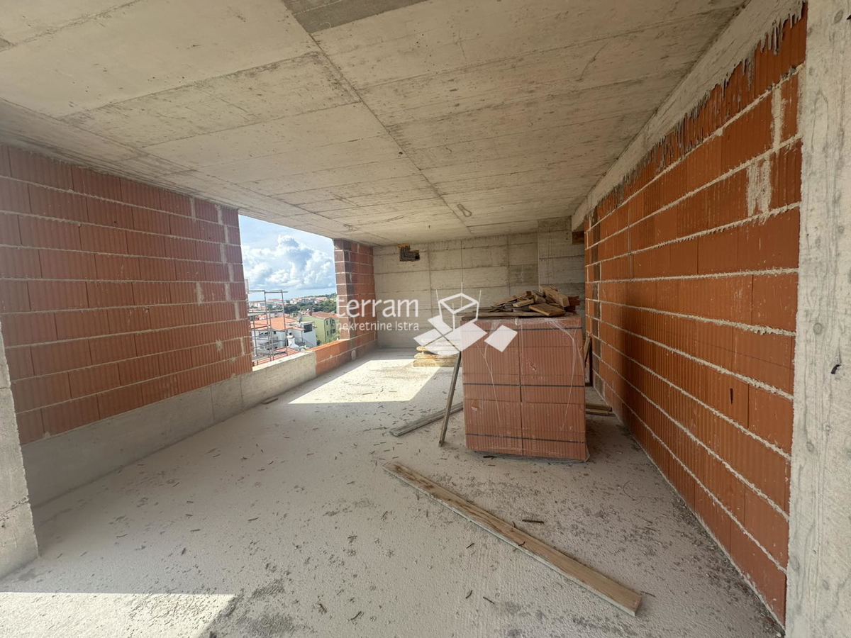 Istra, Medulin, Pješčana uvala, apartma z bazenom 122m2, 3s, vrt, parkirišče, blizu morja, NOVO!! #razprodaja