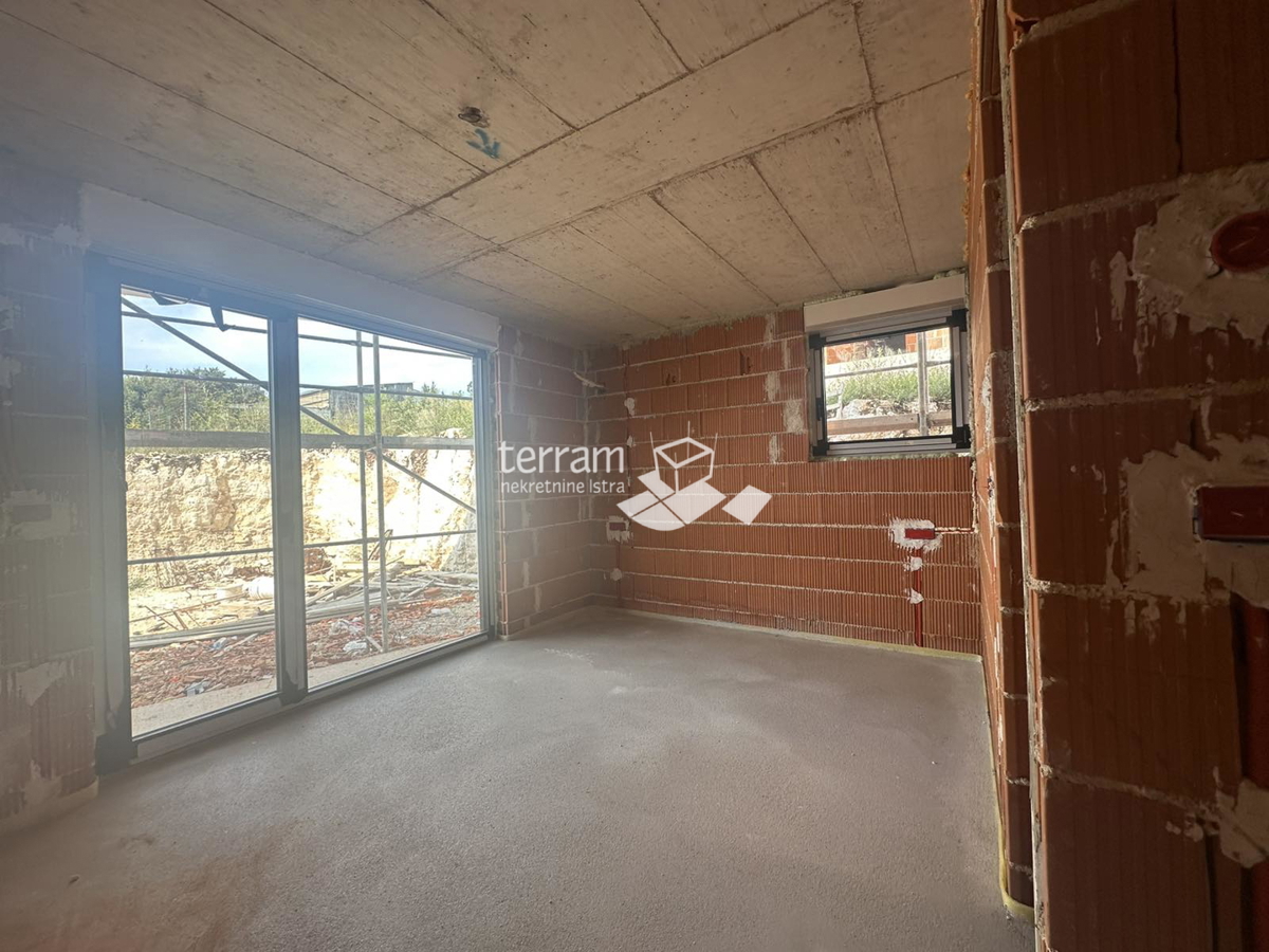 Istra, Medulin, Pješčana uvala, apartma z bazenom 122m2, 3s, vrt, parkirišče, blizu morja, NOVO!! #razprodaja