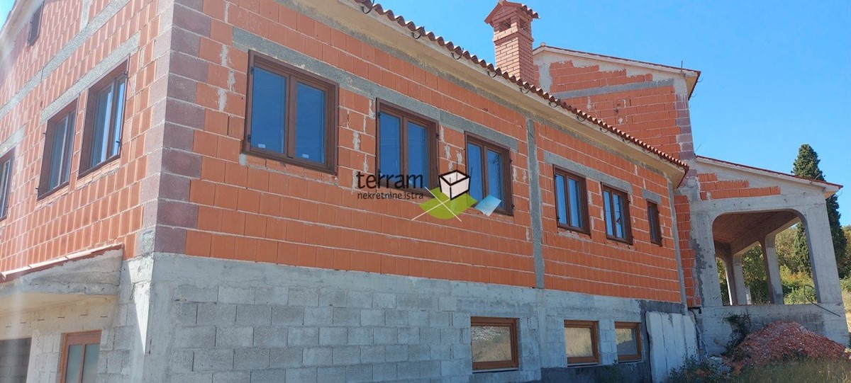 Istra, Rovinj, Rovinjsko Selo, nedokončana hiša 450m2. vrt 3521m2