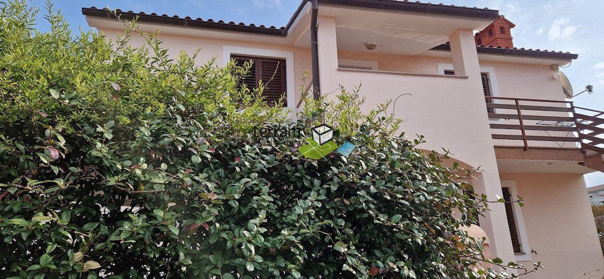 Istra, Banjole, hiša s tremi apartmaji in pogledom na morje #prodaja