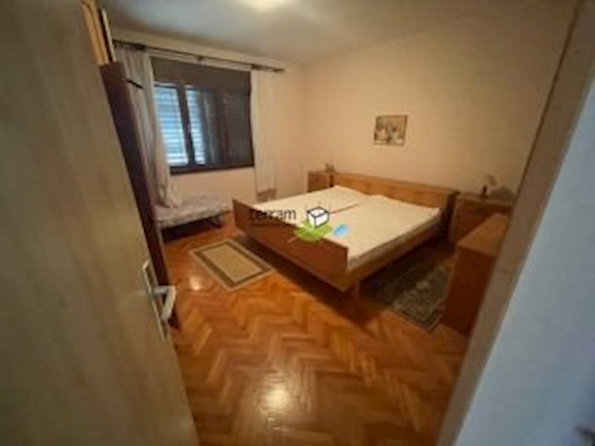 Istra, Medulin, samostojna hiša s 3 apartmaji, 210m2, vrt 500m2!! Prodaja