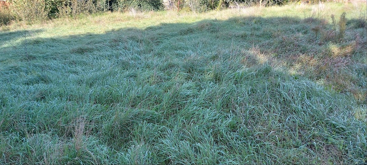 Istra, Fažana zazidljivo zemljišče 853m2 ob morju s plačanimi komunalnimi storitvami za šest stanovanj