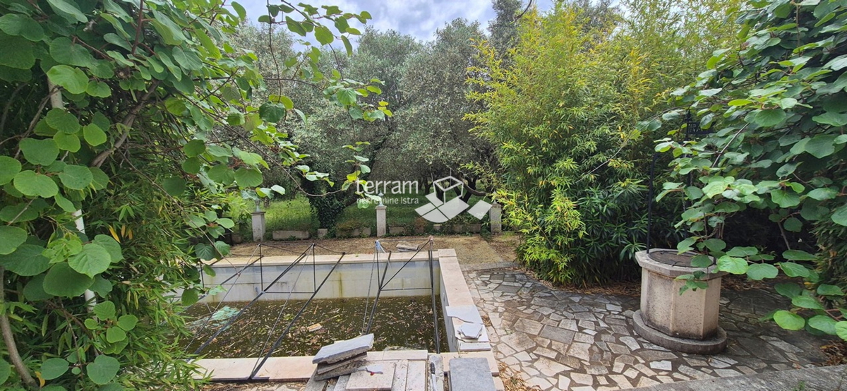 Istra, obala, posestvo 2600 m2, dve hiši skupaj 470 m2, 9 stanovanj, pogled na morje, #prodaja