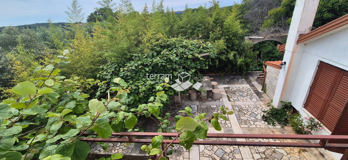 Istra, obala, posestvo 2600 m2, dve hiši skupaj 470 m2, 9 stanovanj, pogled na morje, #prodaja