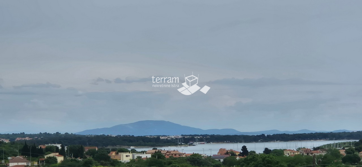 Istra, obala, posestvo 2600 m2, dve hiši skupaj 470 m2, 9 stanovanj, pogled na morje, #prodaja