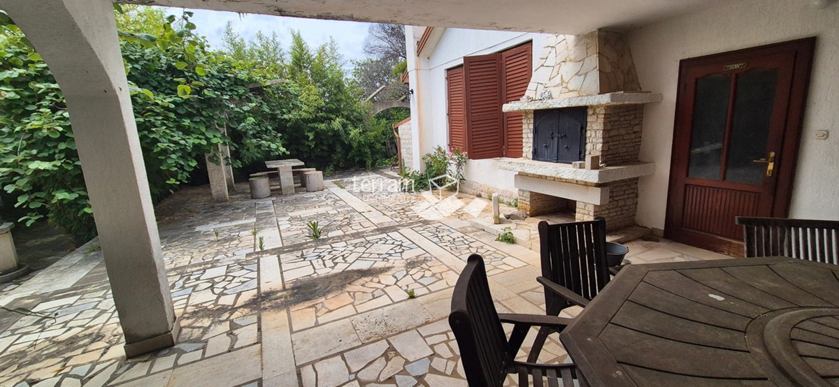 Istra, obala, posestvo 2600 m2, dve hiši skupaj 470 m2, 9 stanovanj, pogled na morje, #prodaja