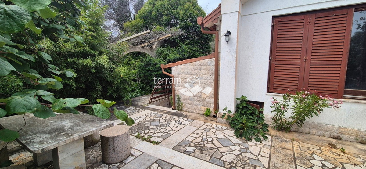 Istra, obala, posestvo 2600 m2, dve hiši skupaj 470 m2, 9 stanovanj, pogled na morje, #prodaja