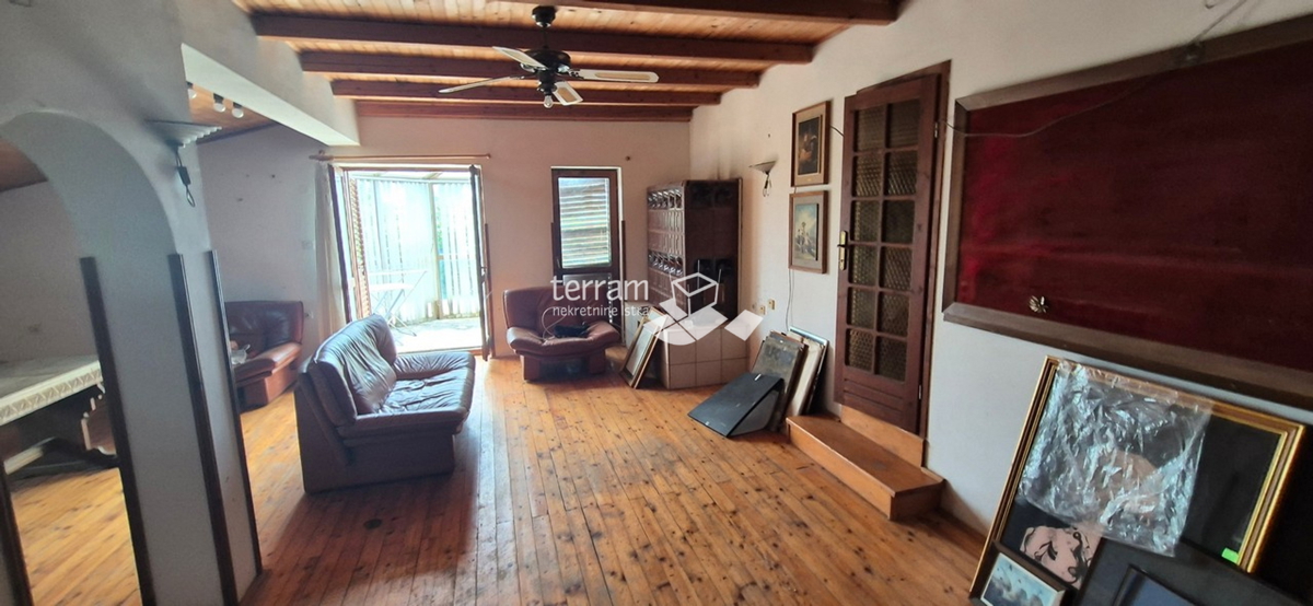 Istra, obala, posestvo 2600 m2, dve hiši skupaj 470 m2, 9 stanovanj, pogled na morje, #prodaja