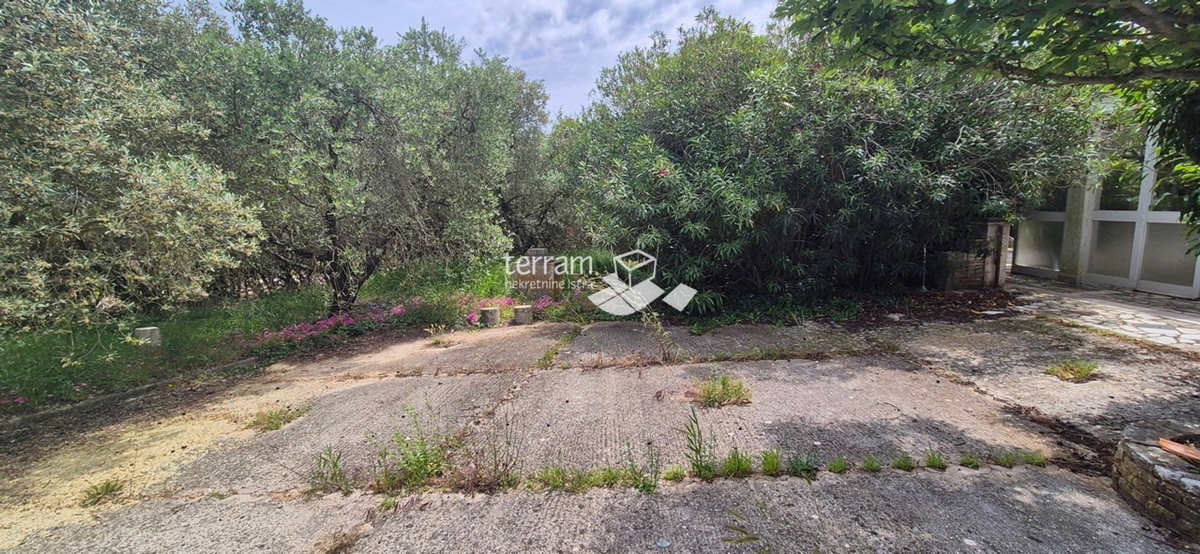 Istra, obala, posestvo 2600 m2, dve hiši skupaj 470 m2, 9 stanovanj, pogled na morje, #prodaja