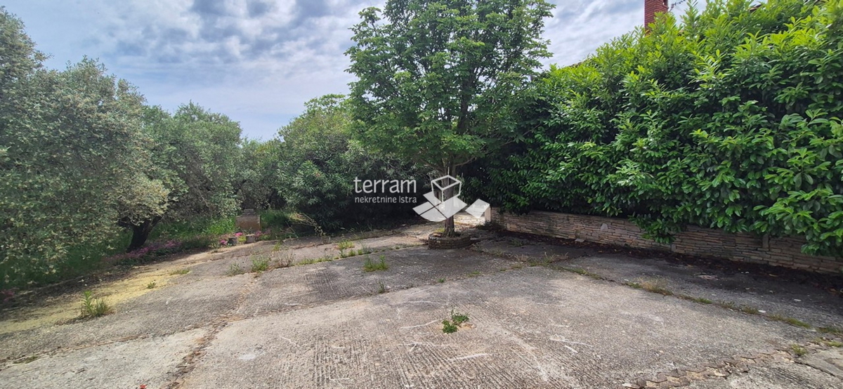 Istra, obala, posestvo 2600 m2, dve hiši skupaj 470 m2, 9 stanovanj, pogled na morje, #prodaja
