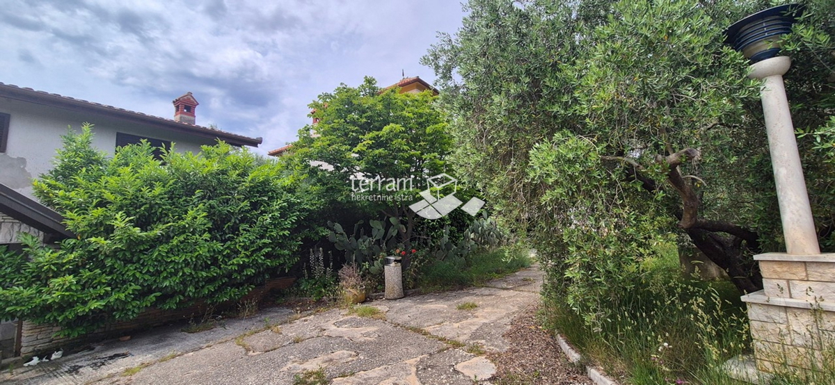 Istra, obala, posestvo 2600 m2, dve hiši skupaj 470 m2, 9 stanovanj, pogled na morje, #prodaja