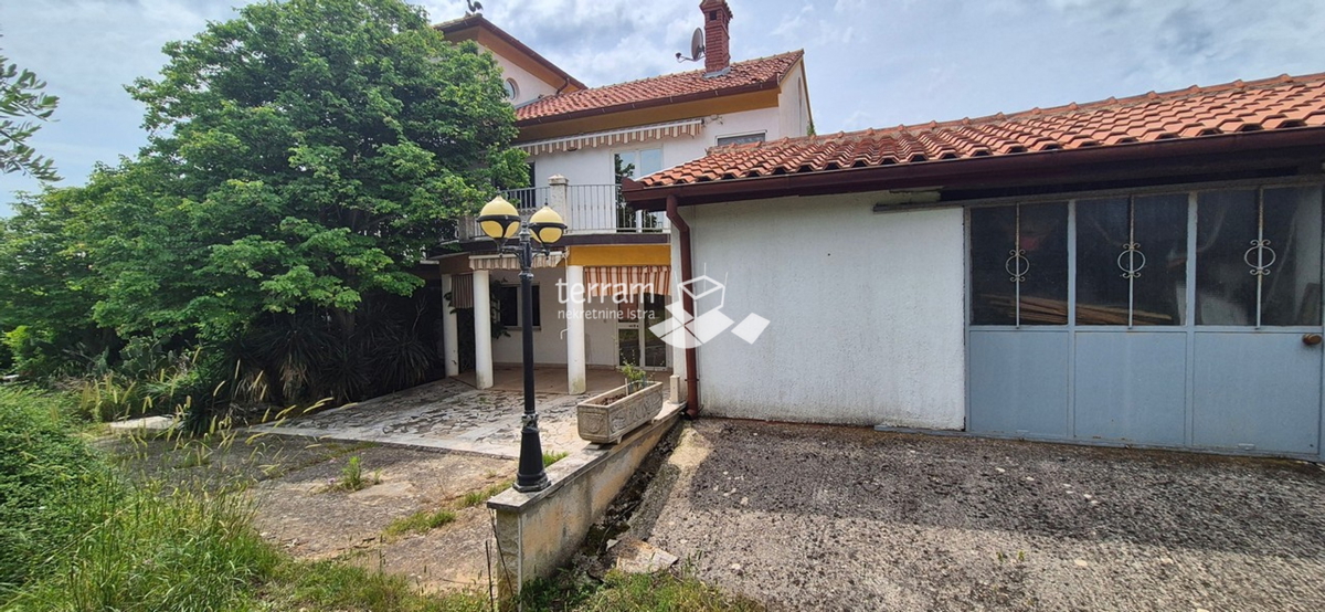 Istra, obala, posestvo 2600 m2, dve hiši skupaj 470 m2, 9 stanovanj, pogled na morje, #prodaja