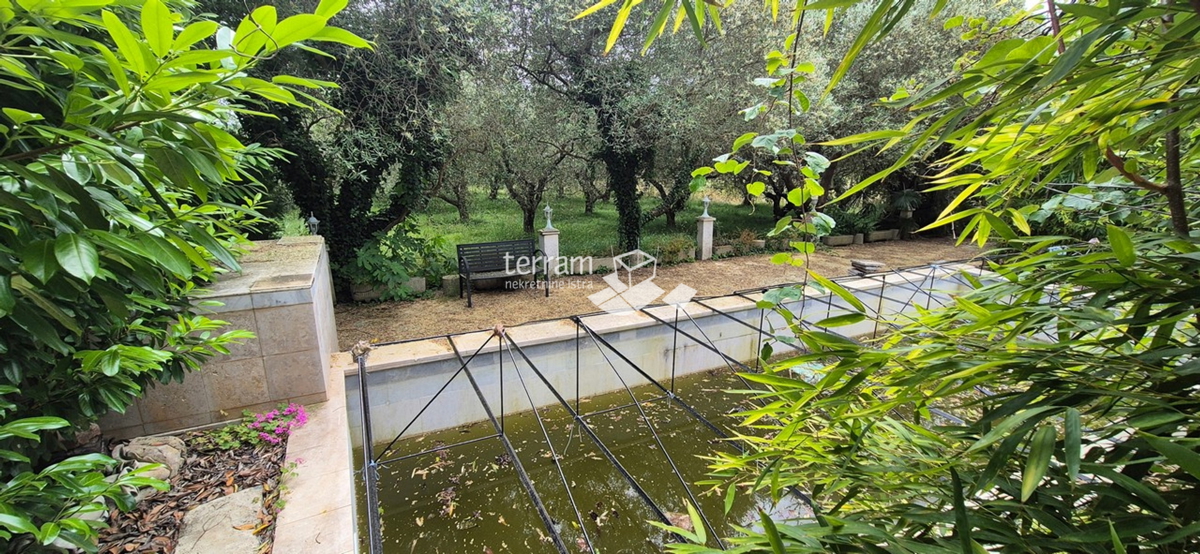 Istra, obala, posestvo 2600 m2, dve hiši skupaj 470 m2, 9 stanovanj, pogled na morje, #prodaja