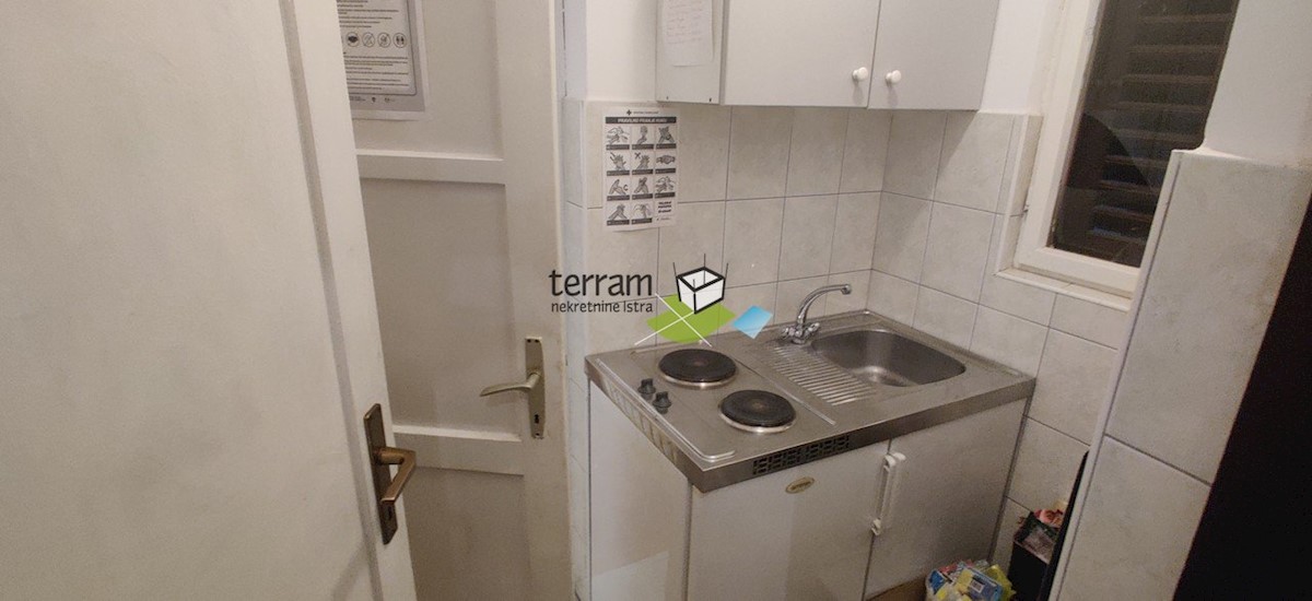 Istra, Valbandon, samostojna hiša s poslovnim prostorom in apartmajem 258m2, prodamo