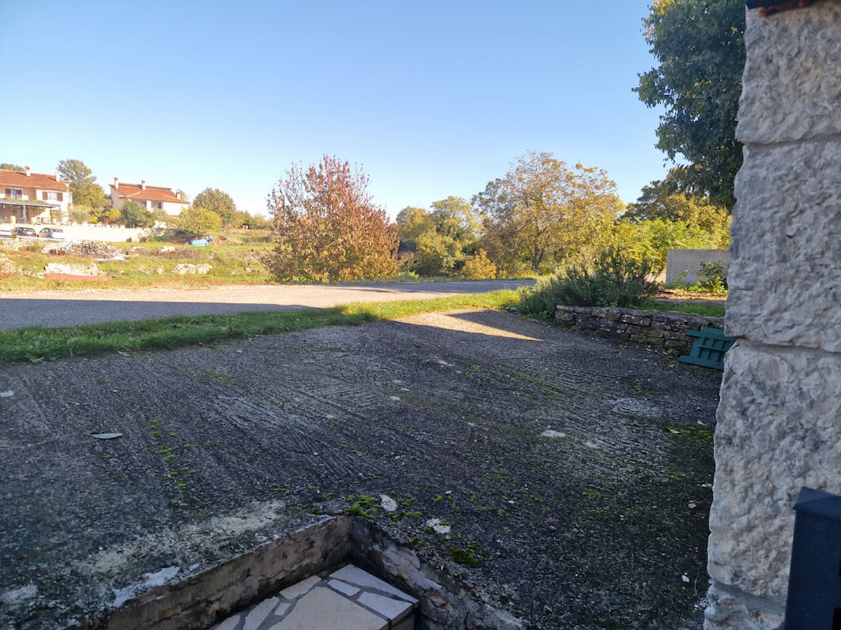 Naprodaj je obnovljena, opremljena istrska kamnita hiša velikosti 37 m² v Svetem Petru v Šumi (KO-123).