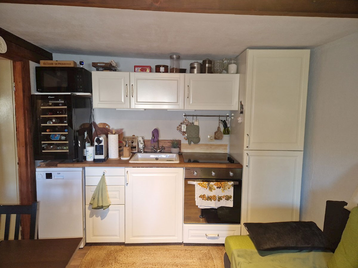 Naprodaj je obnovljena, opremljena istrska kamnita hiša velikosti 37 m² v Svetem Petru v Šumi (KO-123).