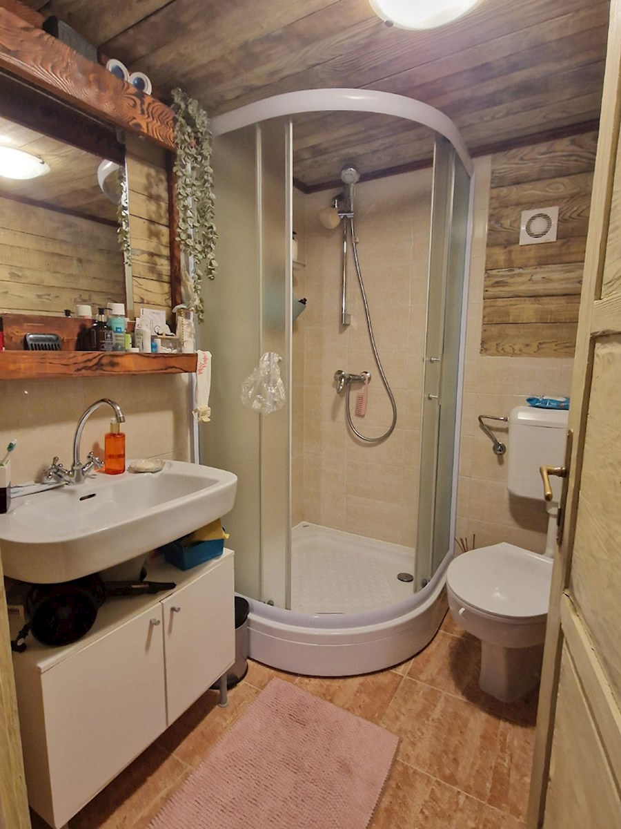 Naprodaj je obnovljena, opremljena istrska kamnita hiša velikosti 37 m² v Svetem Petru v Šumi (KO-123).