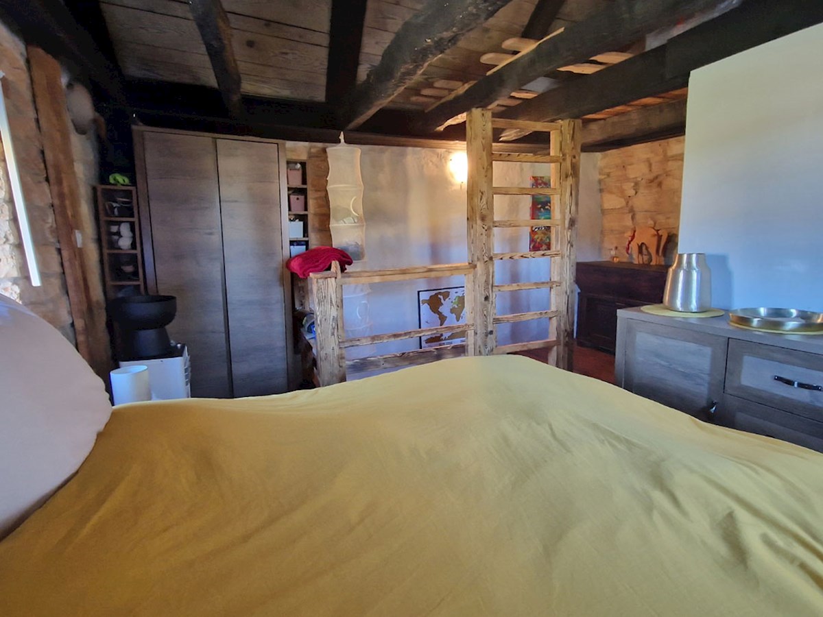 Naprodaj je obnovljena, opremljena istrska kamnita hiša velikosti 37 m² v Svetem Petru v Šumi (KO-123).