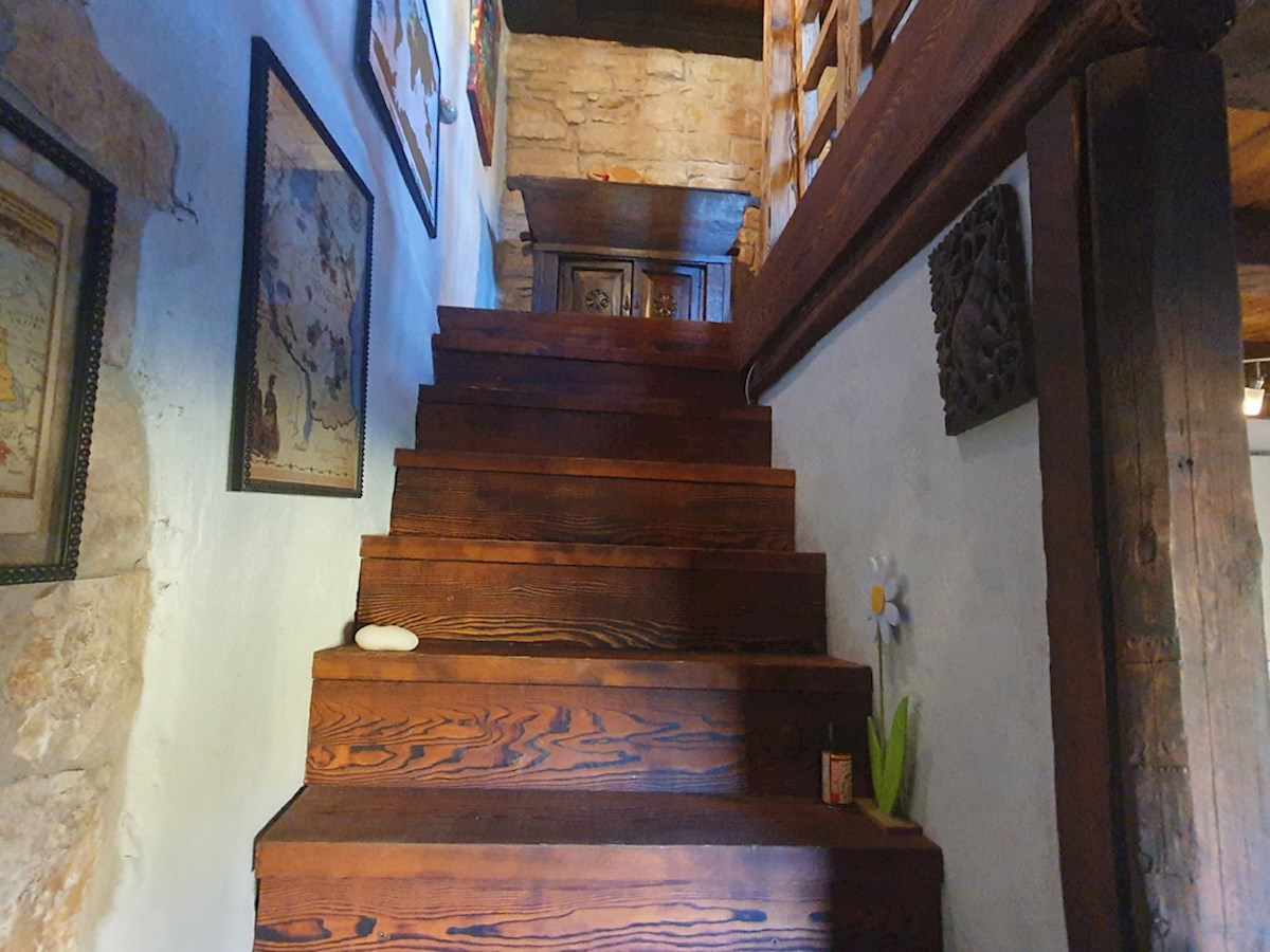 Naprodaj je obnovljena, opremljena istrska kamnita hiša velikosti 37 m² v Svetem Petru v Šumi (KO-123).