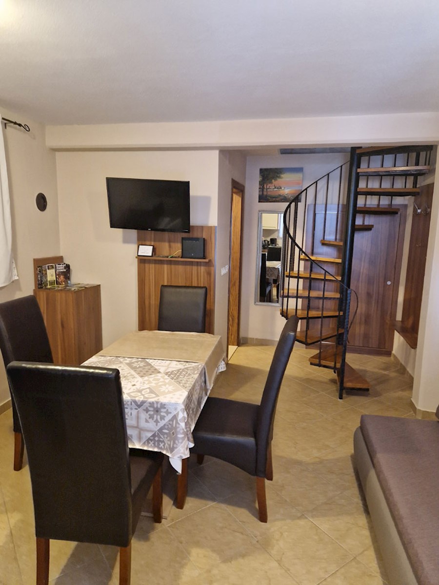 Prodaja, Tar – Dve hiši s tremi ločenimi stanovanji, 3 km od morja, KOP-778