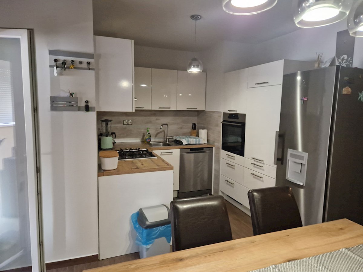 Prodaja, Tar – Dve hiši s tremi ločenimi stanovanji, 3 km od morja, KOP-778