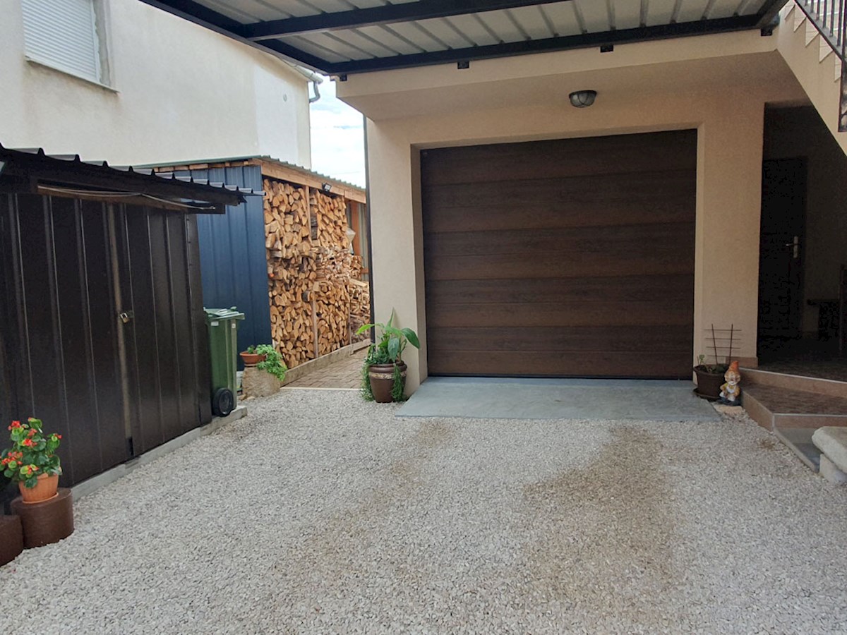 Prodaja, Tar – Dve hiši s tremi ločenimi stanovanji, 3 km od morja, KOP-778