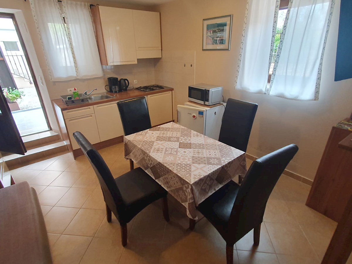 Prodaja, Tar – Dve hiši s tremi ločenimi stanovanji, 3 km od morja, KOP-778