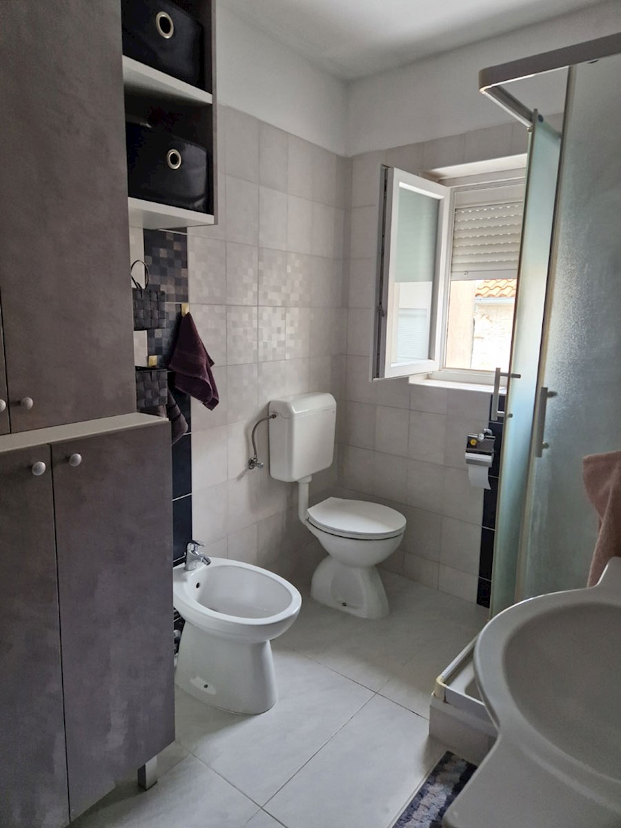 Prodaja, Tar – Dve hiši s tremi ločenimi stanovanji, 3 km od morja, KOP-778