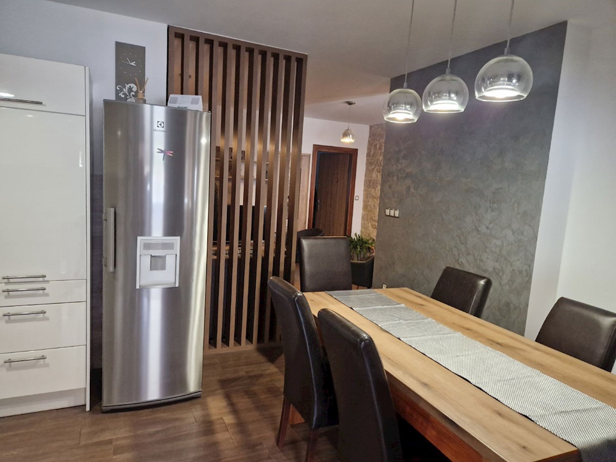 Prodaja, Tar – Dve hiši s tremi ločenimi stanovanji, 3 km od morja, KOP-778