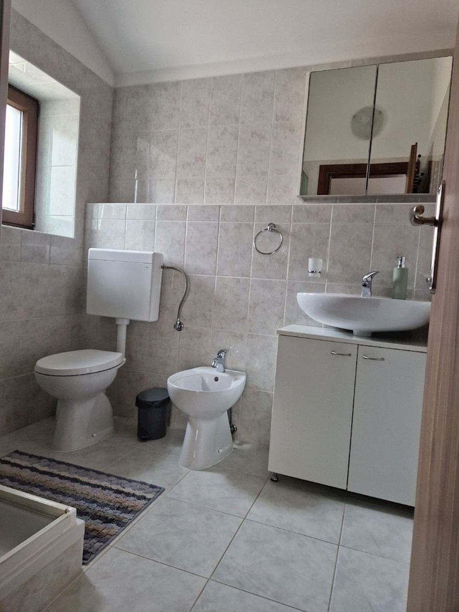 Prodaja, Tar – Dve hiši s tremi ločenimi stanovanji, 3 km od morja, KOP-778