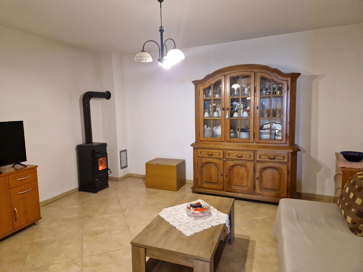 Prodaja, Tar – Dve hiši s tremi ločenimi stanovanji, 3 km od morja, KOP-778