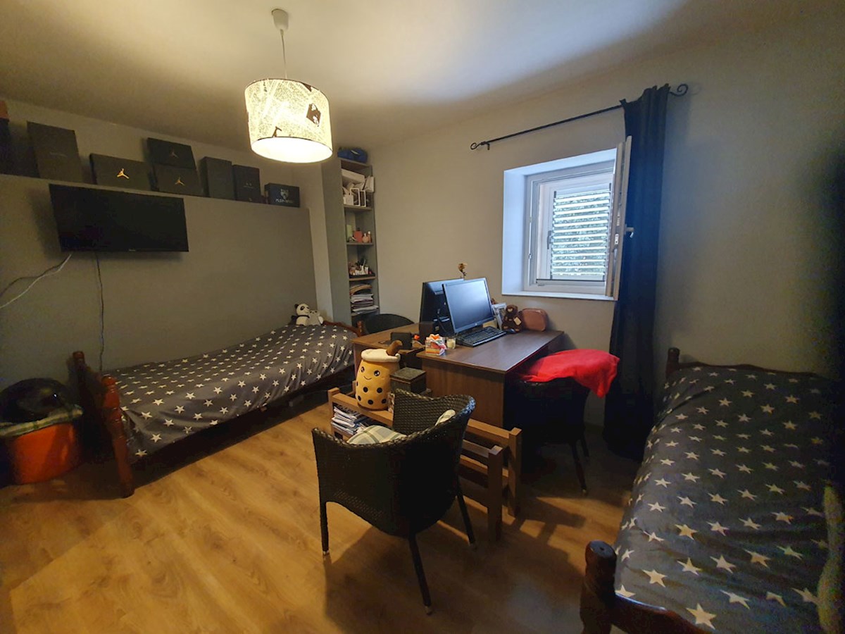 Prodaja, Tar – Dve hiši s tremi ločenimi stanovanji, 3 km od morja, KOP-778