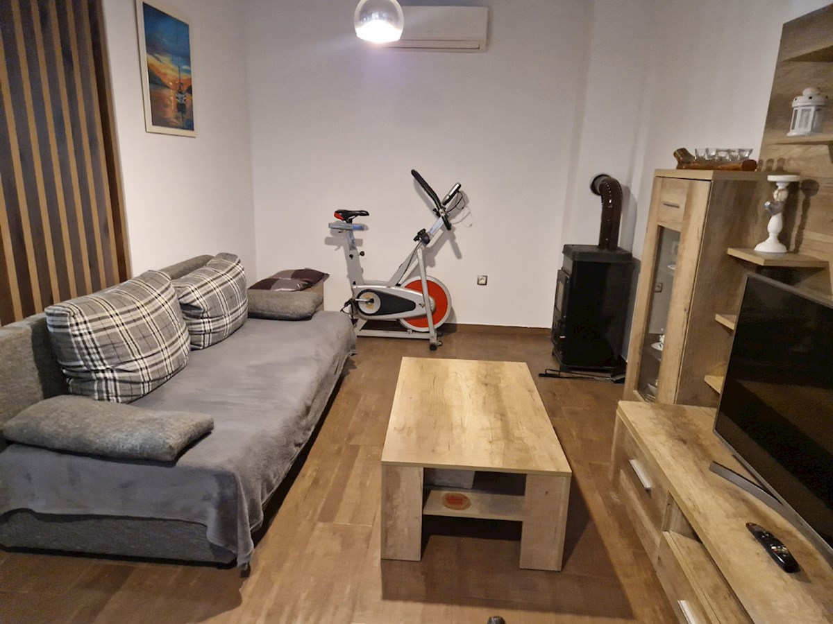 Prodaja, Tar – Dve hiši s tremi ločenimi stanovanji, 3 km od morja, KOP-778